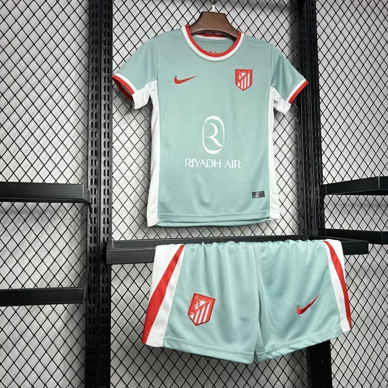 Kit Infantil Atlético de Madrid Away II 2024/25 Nike com camisa e short, tecido leve e respirável, ideal para pequenos torcedores dos colchoneros com estilo e conforto."