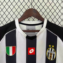 Camisa Juventus Home I 2002/03 Retrô Masculina branca e preta, escudo da Juventus bordado no peito, gola redonda clássica e listras verticais em preto e branco.