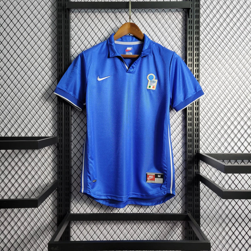 Camisa Itália Home I 1998/99 Nike Retrô masculina, azul, com escudo da seleção italiana no peito e logo Nike, feita em tecido leve e confortável, modelo retrô com caimento solto e tradicional, ideal para colecionadores e fãs de futebol histórico.