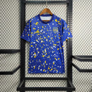 Camisa Boca Juniors Pré-Jogo 2023/24 Adidas Torcedor Masculina na cor azul com detalhes amarelos, modelo leve e confortável com tecnologia Aeroready, ideal para treinos, aquecimento e torcedores apaixonados pelo Boca Juniors."