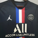 Camisa PSG Fourth IV 2019/20 Jordan Torcedor Masculina Preta, design minimalista com detalhes brancos e logo Jumpman, estilo urbano e moderno do Paris Saint-Germain.