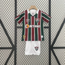 "Kit Infantil Fluminense Home 2024/25 Umbro completo para pequenos torcedores, com camisa tricolor verde, grená e branco bordada com escudo oficial e short correspondente, ideal para treinos, jogos e uso casual."