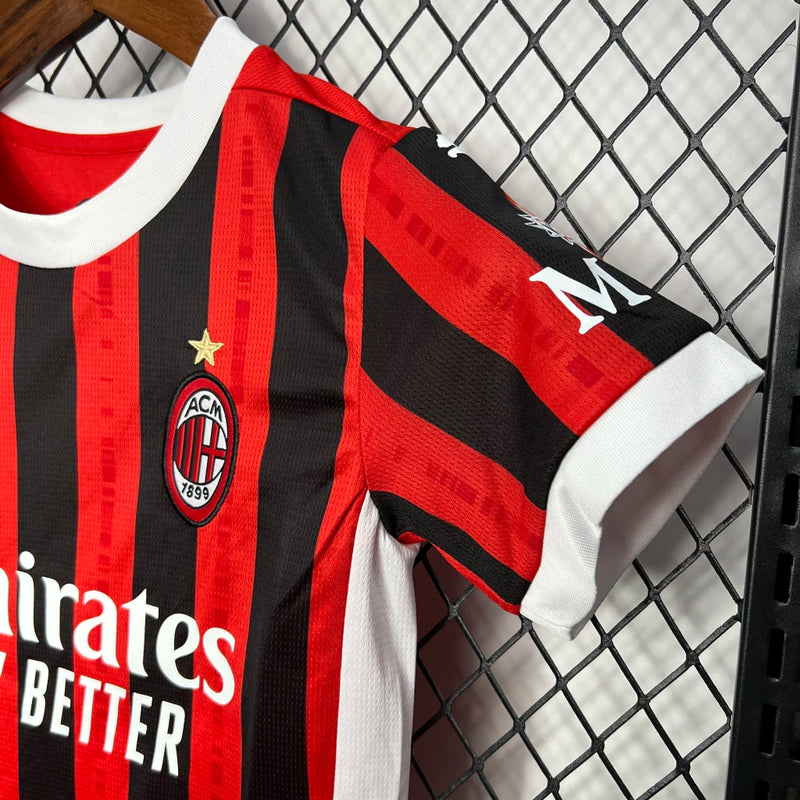 Kit Infantil Milan Home I 2024/25 Puma, camisa e short infantil do AC Milan, uniforme oficial para crianças disponível na Wazemix.