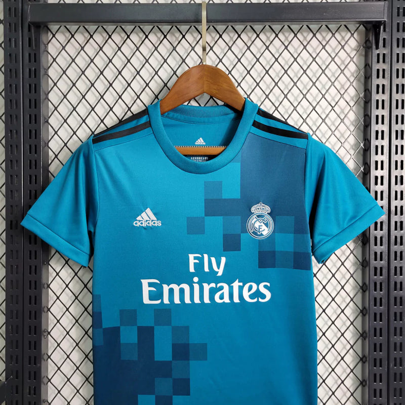Kit Infantil Real Madrid Retrô Away II 2017/18 Adidas oficial com camisa preta, shorts e meias, escudo do Real Madrid em destaque, design clássico e confortável para crianças de 3 a 13 anos"