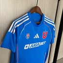 Camisa Universidad de Chile Home I 2025/26 Adidas Torcedor Masculina na cor azul, modelo oficial da temporada, com escudo bordado, disponível nos tamanhos P ao XGG – Wazemix