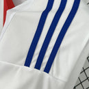 Camisa Olympique Lyon 2024/25 Adidas torcedor masculina branca, com detalhes em azul e vermelho, escudo bordado no peito e logo Adidas, modelo da temporada.