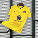 Camisa Toulouse Away II 2024/25 Nike Torcedor Masculina Amarela com detalhes roxos, escudo do Toulouse FC e tecnologia Dri-FIT da Nike.”