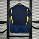 Camisa Al-Nassr Away (2) 2024/25 Adidas Torcedor Masculina branca com detalhes em azul e dourado, escudo do clube aplicado no peito e logo Adidas bordado."