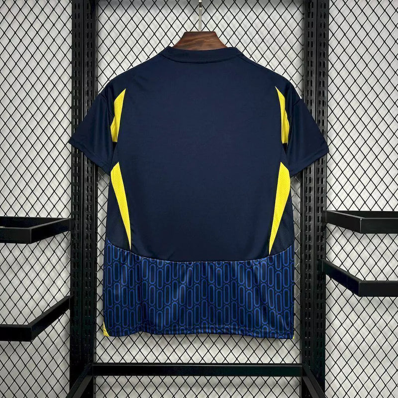 Camisa Al-Nassr Away (2) 2024/25 Adidas Torcedor Masculina branca com detalhes em azul e dourado, escudo do clube aplicado no peito e logo Adidas bordado."