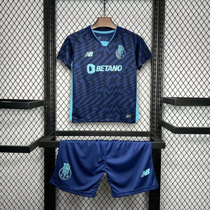 "Kit Infantil FC Porto Third III 2024/25 New Balance completo com camisa, shorts e meias, oficial, escudo do clube em destaque, design moderno e confortável para crianças de 3 a 13 anos"