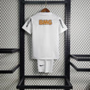 Kit Infantil Santos Home 2012/13 Nike Retrô – uniforme infantil oficial com camisa branca clássica, escudo bordado do Santos FC e short, ideal para pequenos torcedores e colecionadores.