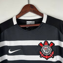 Camisa retrô do Corinthians modelo Away II 2015/16 torcedor masculina, branca com listras verticais finas em cinza claro, escudo do clube bordado no peito esquerdo, logo da Nike em preto no peito direito e gola careca