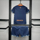 Kit Infantil Celta de Vigo Away II 2024/25 Hummel com camisa e short, uniforme infantil azul e branco, tecido leve e respirável, ideal para jogos, treinos e jovens torcedores."