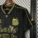 Camisa Santos Charlie Brown Jr 2024/25 Umbro detalhe do escudo e elementos gráficos da banda