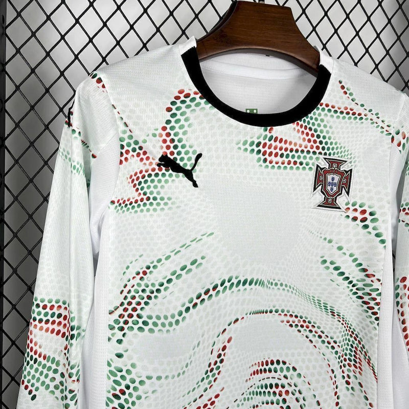 "Kit Infantil Portugal Away 2025/26 Puma Manga Longa – uniforme branco com detalhes verdes e vermelhos, modelo oficial para crianças de 3 a 13 anos.