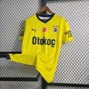 "Camisa Fenerbahçe Away II 2023/24 Puma masculina em amarelo vibrante com escudo bordado e detalhes em grafite, tecido leve e respirável dryCELL, ideal para torcer e jogar futebol com conforto e estilo."