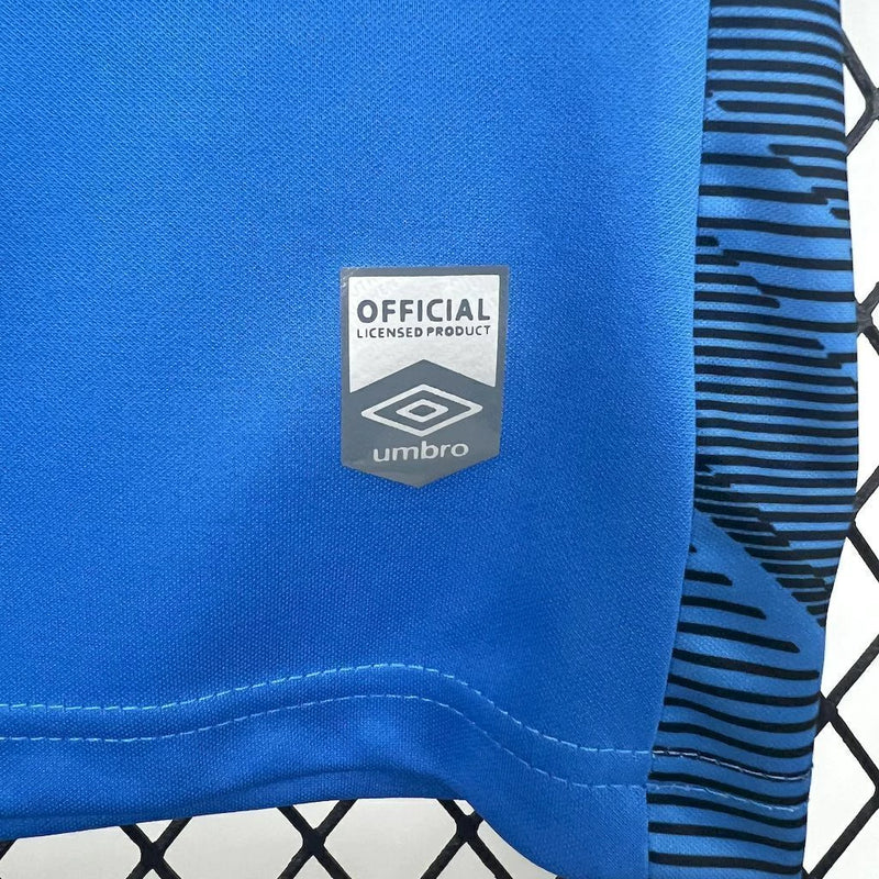 
Camisa Santos Goleiro 2025/26 Umbro Torcedor Masculina na cor azul com detalhes em preto e branco, escudo do Santos FC bordado no peito e logo da Umbro em destaque