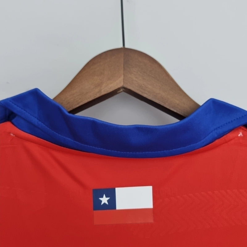 Camisa do Chile 2014 retrô masculina Puma vermelha, modelo Home Copa do Mundo, uniforme clássico da seleção chilena com gola polo azul, escudo bordado e tecido leve."
camisa do Chile 2014
camisa retrô Chile masculina
camisa Puma seleção chilena
camisa Copa do Mundo Chile