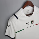 Camisa Itália Away II 2021/22 Puma Torcedor masculina, branca, com escudo da seleção italiana no peito e detalhes sutis da Puma, feita em tecido leve e respirável, modelo com caimento confortável, ideal para treinos, jogos e torcer com estilo.”