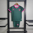 Kit Infantil Fluminense Third 2023/24 Umbro – Camisa e short oficiais para crianças, terceira camisa tricolor com detalhes roxo, verde e amarelo, escudo bordado do Fluminense e logo Umbro, uniforme torcedor infantil confortável e respirável para jogos, treinos e uso casual.