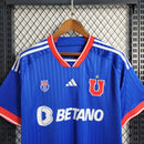 Camisa Universidad de Chile Home 2023/24 masculina azul, torcedor Adidas, uniforme futebol La U, camiseta oficial torcida, tecido respirável Climacool, design moderno e escudo do clube destacado"