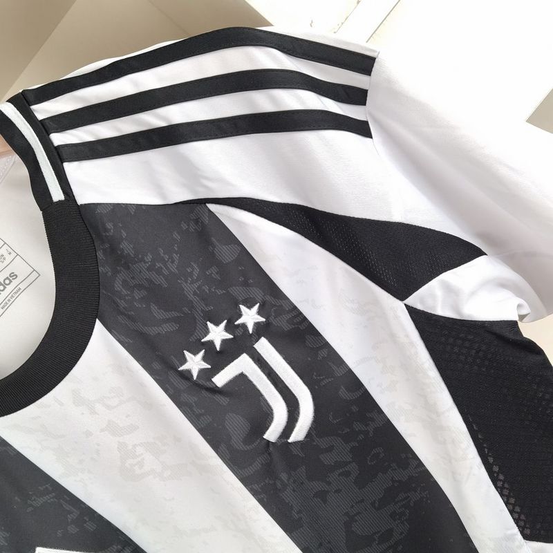 Camisa Juventus Home I 2024/25 Adidas Torcedor Masculina - uniforme principal da Juve na temporada, modelo branco com listras pretas clássicas, escudo do clube bordado, logo Adidas e design moderno para os torcedores bianconeri.