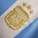 Kit Infantil Argentina Home I 2024/25 Adidas - Conjunto camisa e short infantil nas cores tradicionais celeste e branco, ideal para pequenos torcedores da Seleção Argentina