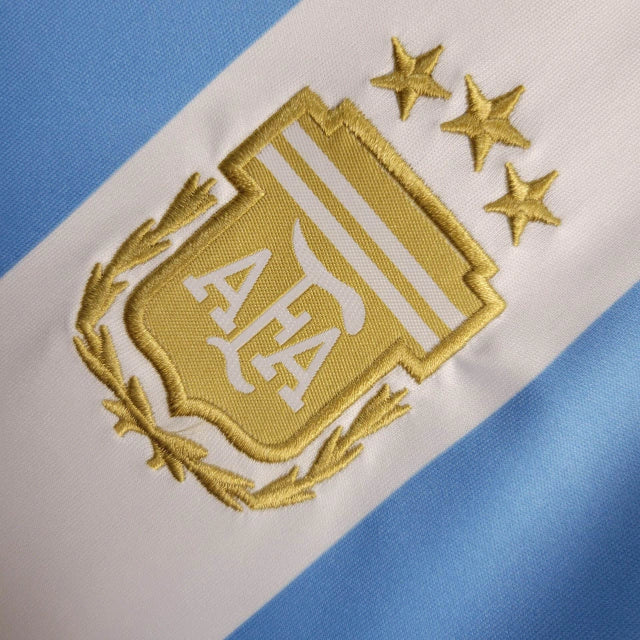 Kit Infantil Argentina Home I 2024/25 Adidas - Conjunto camisa e short infantil nas cores tradicionais celeste e branco, ideal para pequenos torcedores da Seleção Argentina