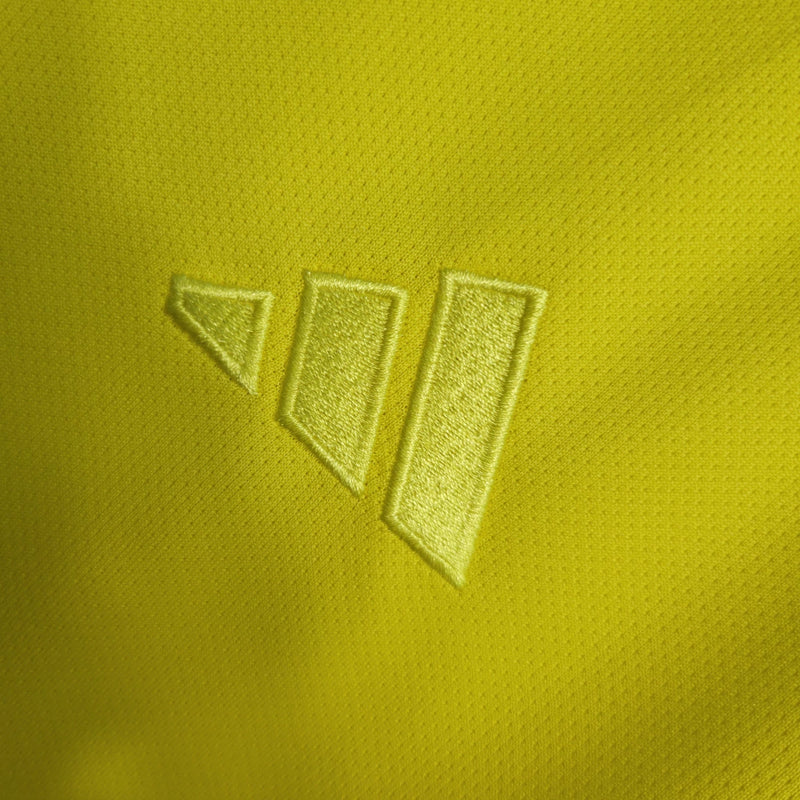Camisa Escócia 150 Anos Adidas masculina na cor amarela, com detalhes em azul e branco, gola em V, mangas curtas e tecido respirável, edição comemorativa de 150 anos da seleção escocesa, ideal para torcedores"