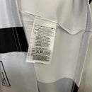 Camisa retrô Corinthians Suvinil 1990 Penalty masculina, cor branca com listras pretas horizontais e verticais, escudo bordado no peito e gola polo com detalhes da marca Penalty.