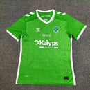 Camisa Saint-Étienne Home I 2024/25 Torcedor Masculina Verde com detalhes brancos, escudo do ASSE bordado e tecido leve e respirável.”