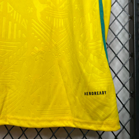 Camisa Jamaica Home I 2024/25 Adidas Torcedor Masculina amarela, uniforme principal seleção jamaicana, detalhes em verde e preto, escudo bordado, tecido leve e respirável."
camisa Jamaica Home 2024/25 amarela Adidas
camisa seleção Jamaica torcedor masculina
uniforme principal Jamaica 2024
camisa Reggae Boyz 2024/25