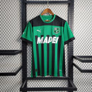 Camisa Sassuolo Home I 2022/23 Puma Torcedor Masculina Verde e Preta com listras verticais, escudo do clube e design clássico para torcedores apaixonados.”