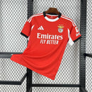 Camisa Benfica Home I 2025/26 Adidas Torcedor Masculina Vermelha, design clássico com detalhes brancos, conforto e tradição do futebol português.”