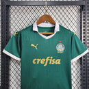 Kit Infantil Palmeiras Home (1) 2024/25 Puma – uniforme completo com camisa verde, shorts e meião oficial do Verdão para crianças de 3 a 13 anos.