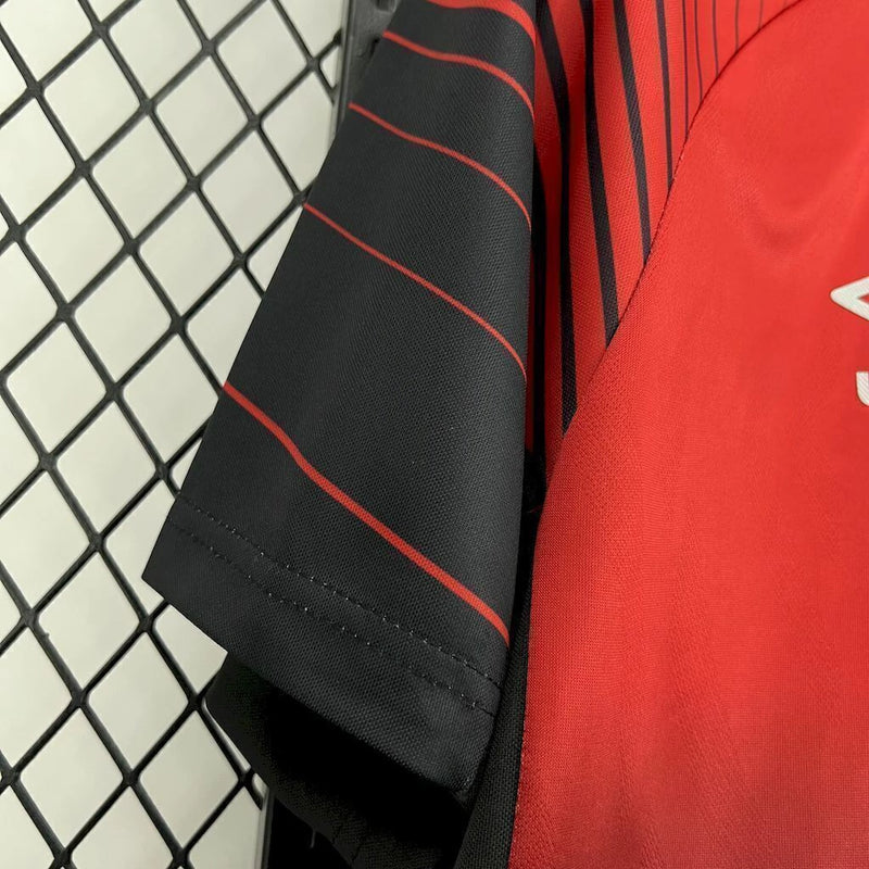 Camisa Athletico Paranaense Home (1) 2025/26 Umbro Torcedor Masculina com escudo oficial bordado e logo Umbro estampado, modelo clássico em vermelho e preto do clube paranaense.
