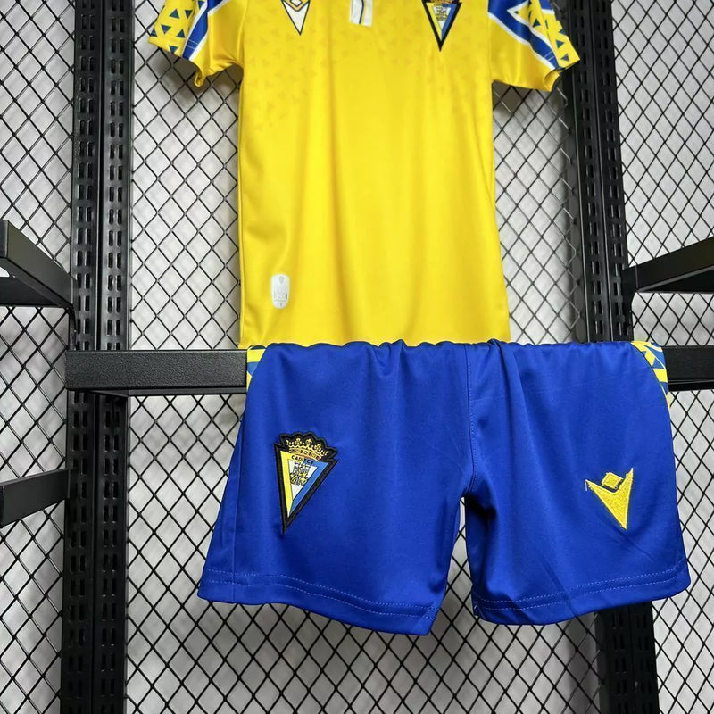 Kit Infantil Cádiz Home I 2024/25 - uniforme infantil do Cádiz CF, camisa e short amarelos, modelo 2024/25 ideal para pequenos torcedores