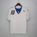 Camisa Itália Away II 2006/07 Puma Retrô masculina, branca, com escudo da seleção italiana no peito e detalhes clássicos da temporada 2006/07, feita em tecido leve e confortável, ideal para colecionadores, fãs de futebol retrô e uso casual.”