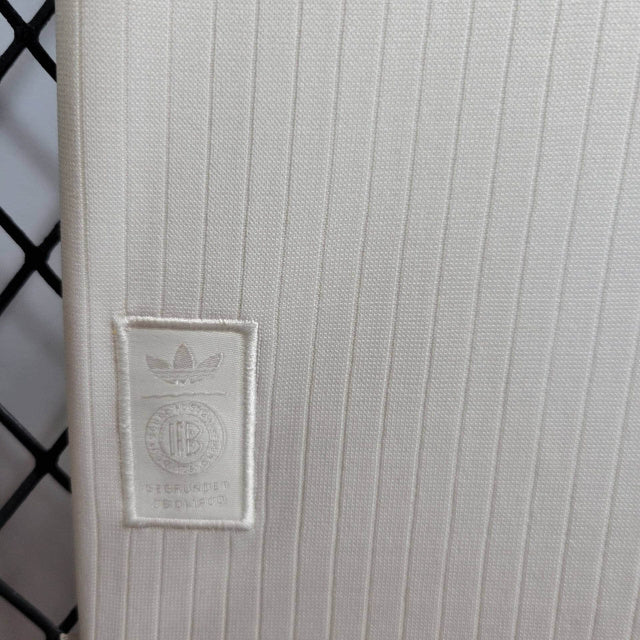 Camisa Alemanha 125 Anos 2025/26 Adidas Torcedor Masculina na cor branca, com escudo dourado comemorativo e gola retrô, celebrando 125 anos da seleção alemã.

 
