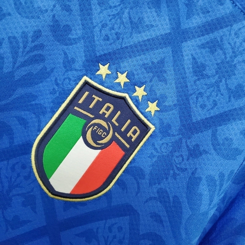 “Camisa Itália Home I 2020/21 Puma Retrô masculina, azul, com escudo da seleção italiana no peito e detalhes clássicos da temporada 2020/21, feita em tecido leve e confortável, ideal para colecionadores, fãs de futebol retrô e uso casual.”