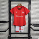 Kit Infantil Internacional Home 2022/23 Adidas, camisa vermelha com detalhes em branco, shorts e meias combinando, uniforme oficial para torcedores mirins do Internacional FC."