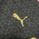 Camisa Palermo Away II 2024/25 Puma Torcedor Masculina preta com escudo bordado no peito, detalhes sutis em rosa, logo Puma em destaque, gola redonda moderna e tecido respirável dryCELL, ideal para torcedores que buscam estilo, conforto e tradição do clube italiano.