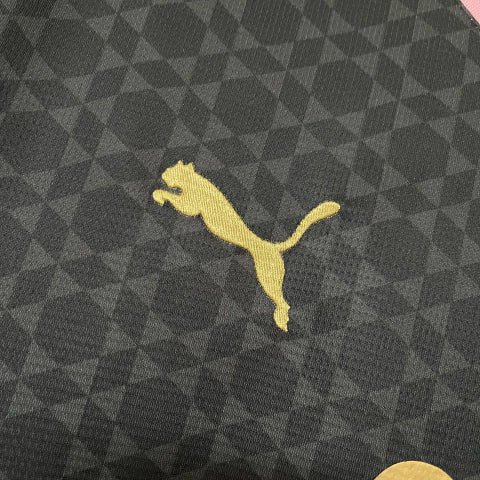 Camisa Palermo Away II 2024/25 Puma Torcedor Masculina preta com escudo bordado no peito, detalhes sutis em rosa, logo Puma em destaque, gola redonda moderna e tecido respirável dryCELL, ideal para torcedores que buscam estilo, conforto e tradição do clube italiano.