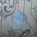 Camisa Napoli Third III 2024/25 EA7 Torcedor Masculina cinza com detalhes em azul, escudo em alto relevo e gola moderna, unindo elegância italiana e inovação no visual da equipe napolitana.