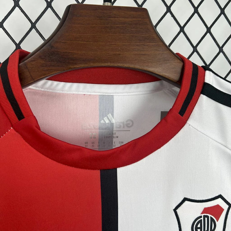 Texto alternativo para imagem:
Kit Infantil River Plate Third (3) 2024/25 Adidas com camisa vermelha e branca listrada, short branco, escudo do River Plate estampado e logo Adidas bordado, ideal para crianças torcedoras.

