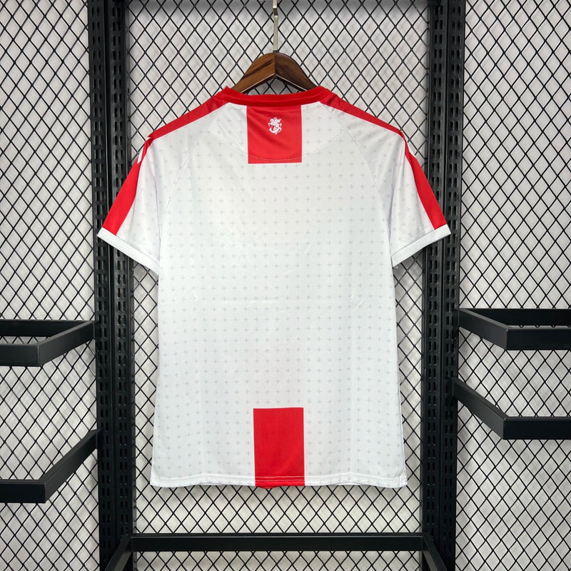 Camisa Geórgia Home I 2024/25 masculina branca com detalhes vermelhos, gola redonda e mangas curtas, modelo torcedor em tecido leve e respirável para fãs da seleção da Geórgia"