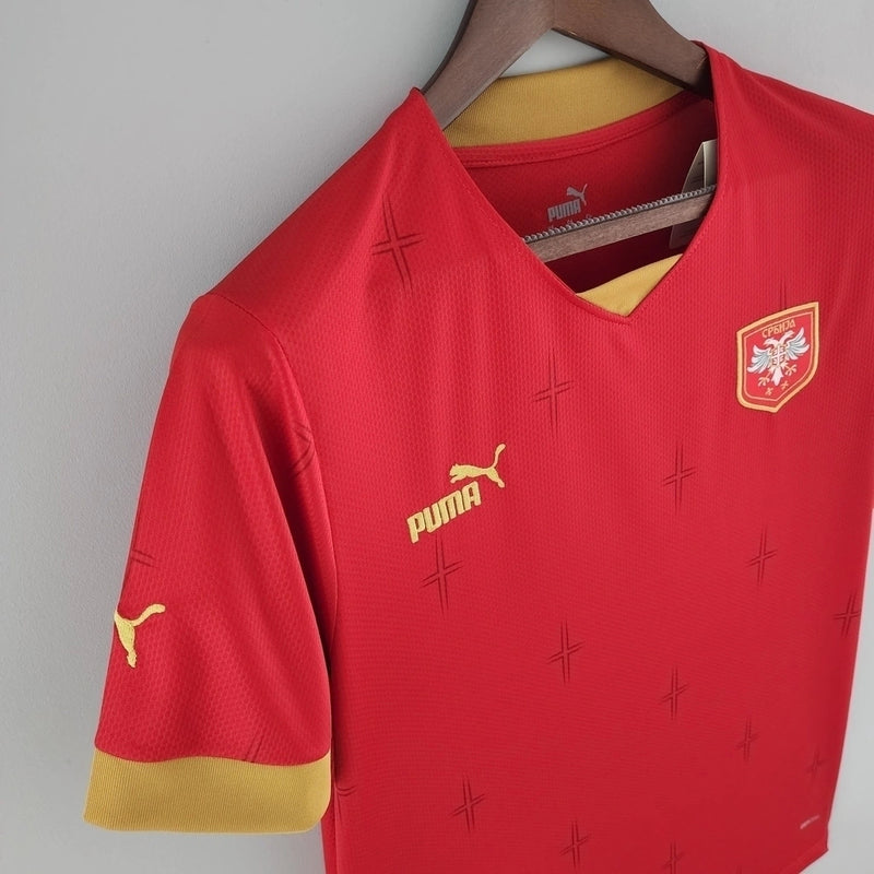 Camisa Sérvia Home I 2022/23 Puma masculina vermelha com detalhes dourados, gola careca e tecido leve respirável para torcedores"
