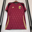 Camisa Bélgica Home I 2024/25 Adidas masculina, vinho, com escudo da seleção belga no peito, detalhes modernos e as três listras Adidas nos ombros, tecido leve e respirável com tecnologia AEROREADY, ideal para jogos, treinos e torcer com estilo e conforto.”