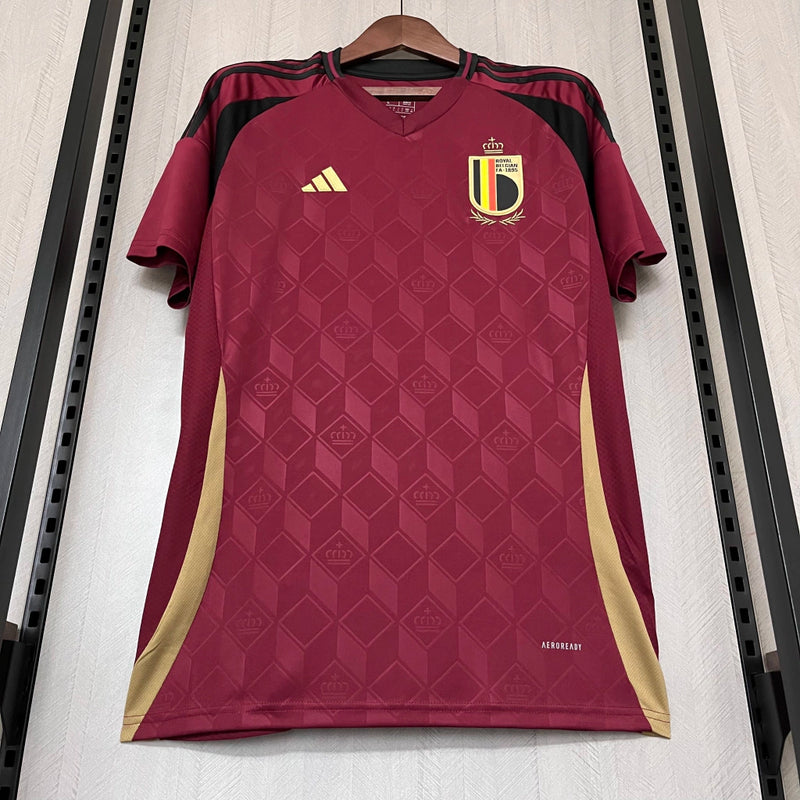 Camisa Bélgica Home I 2024/25 Adidas masculina, vinho, com escudo da seleção belga no peito, detalhes modernos e as três listras Adidas nos ombros, tecido leve e respirável com tecnologia AEROREADY, ideal para jogos, treinos e torcer com estilo e conforto.”