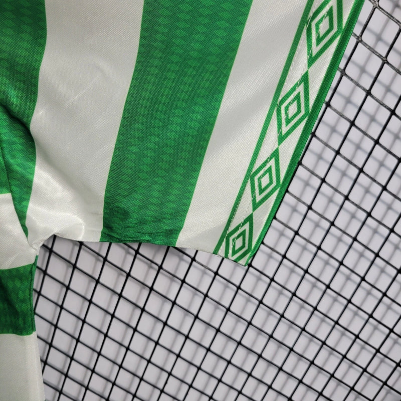 Camisa Celtic Home 1998/99 Umbro Retrô Masculina, uniforme verde e branco com escudo bordado e logo Umbro, disponível do P ao XGG."